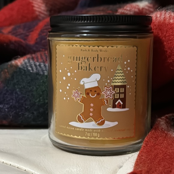 NEW Bath & Body Works 7oz  Single Wick Candle with Lid-Gingerbread Bakery Scent - Picture 2 of 8